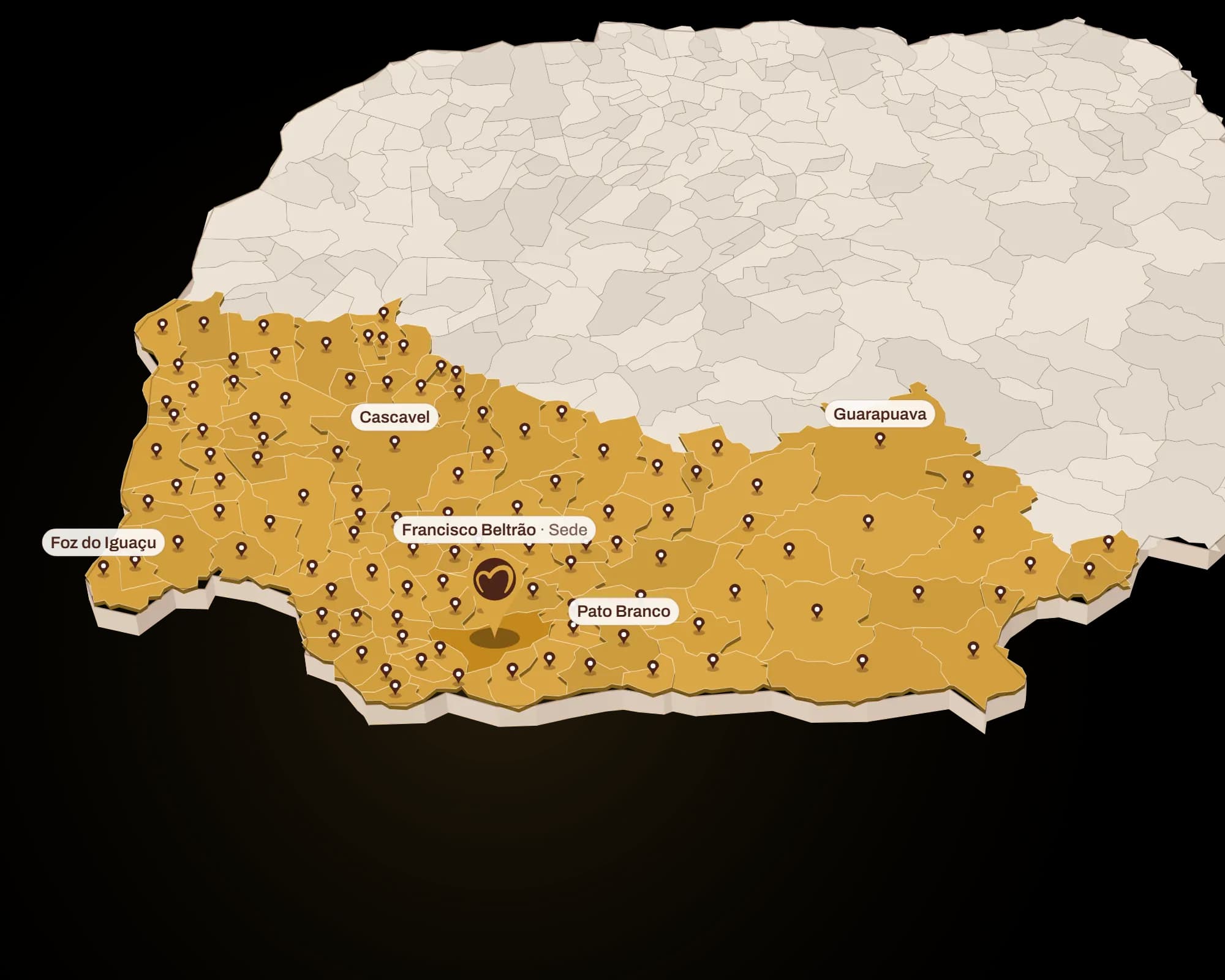 Mapa 3D do Paraná com as 113 cidades atendidas pela MaissPan em dourado e um pin em cada uma. A sede fica em Francisco Beltrão, no Sudoeste do estado.
