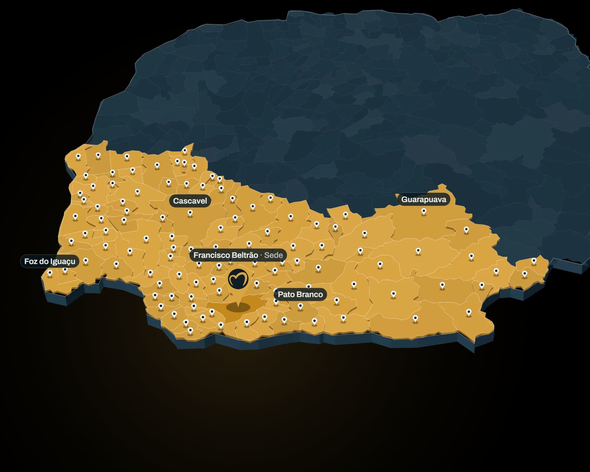 Mapa 3D do Paraná com as 113 cidades atendidas pela MaissPan em dourado e um pin em cada uma. A sede fica em Francisco Beltrão, no Sudoeste do estado.